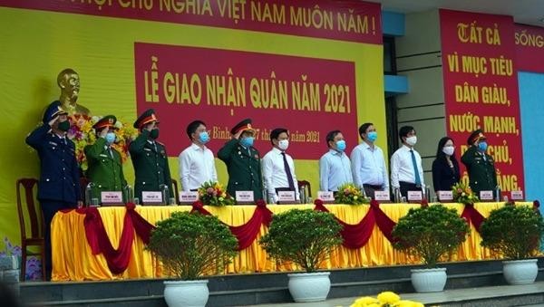 Trang trọng lễ giao nhận quân diễn ra tại huyện Lệ Thủy, tỉnh Quảng Bình. Ảnh: Ngọc Mai