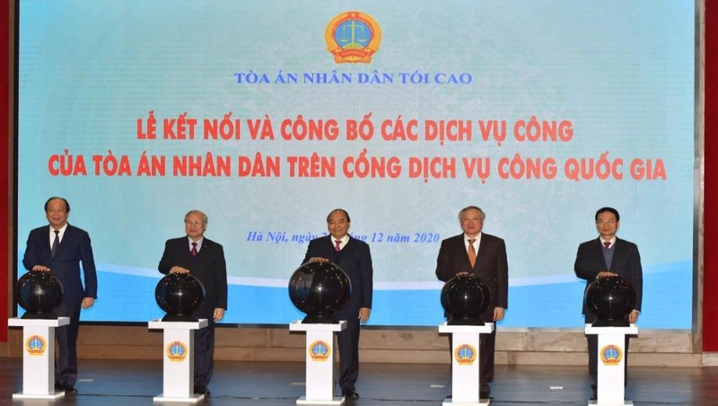 Các đồng chí lãnh đạo Đảng, Nhà nước và TANDTC bấm nút kết nối liên thông với trục văn bản quốc gia và tích hợp các dịch vụ công của Toà án trên Cổng dịch vụ công quốc gia.