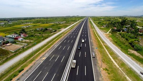 Cần đầu tư xây dựng thêm 3.000 km đường cao tốc.