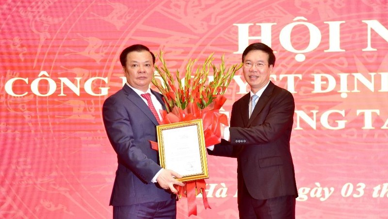 Thay mặt Bộ Chính trị, đồng chí Võ Văn Thưởng, Ủy viên Bộ Chính trị, Thường trực Ban Bí thư đã trao Quyết định cho đồng chí Đinh Tiến Dũng giữ chức Bí thư Thành ủy Hà Nội. Ảnh: VGP/Gia Huy