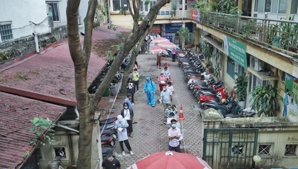 Trung tâm y tế quận Hoàn Kiếm tổ chức lấy mẫu xét nghiệm COVID-19 cho người từng đến TP Đà Nẵng hôm 15/5. Ảnh: CAND