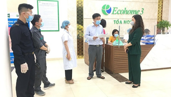 Lực lượng chức năng làm thủ tục Phong tỏa tạm thời tòa N02 ở khu chung cư Ecohome 3 liên quan đến ca COVID-19 mới của Bệnh viện Phổi TW.