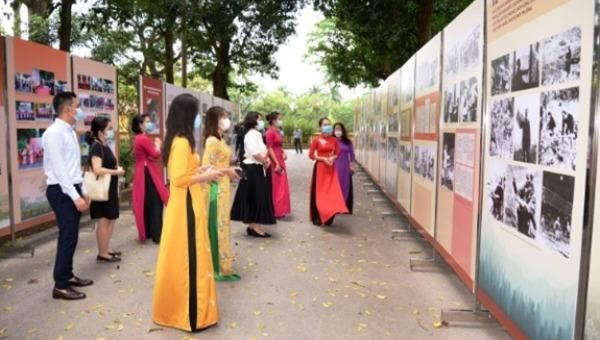 Đại biểu tham quan triển lãm. Ảnh: QĐND