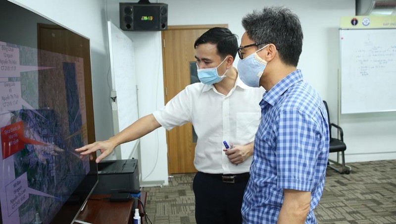 Trao bằng khen của Thủ tướng Chính phủ cho thành viên Tổ Thông tin đáp ứng nhanh