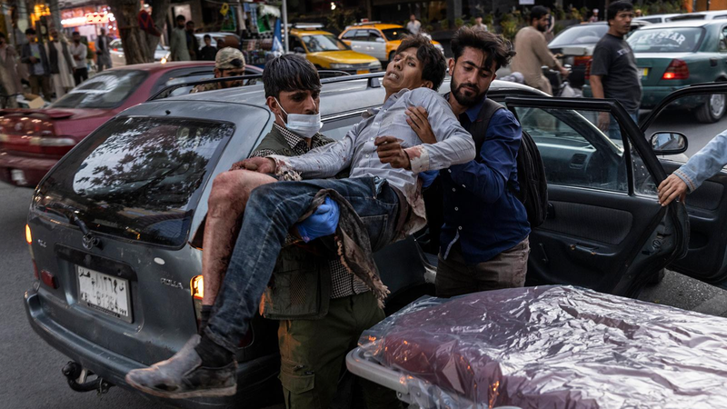 Hơn 200 người Afghanistan đã thương vong trong vụ nổ kép gần sâm bay Kabul.