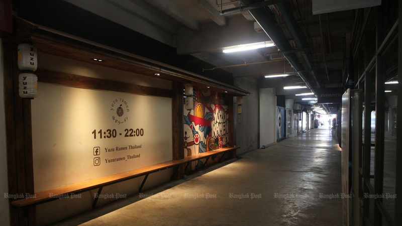Các cửa hàng tại Quảng trường Siam ở Bangkok đóng cửa do ít khách hàng ghé thăm khu mua sắm từng sôi động do các hạn chế phòng dịch COVID-19.