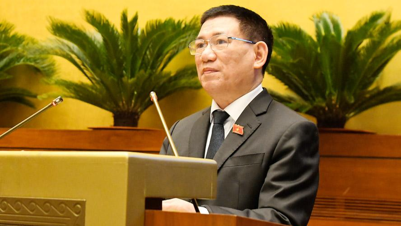 Bộ trưởng Bộ Tài chính Hồ Đức Phớc trình bày Tờ trình của Chính phủ về dự án Luật Kinh doanh bảo hiểm (sửa đổi).