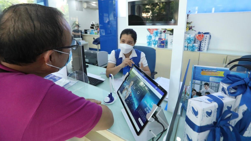 Khách hàng có thể đến các điểm kinh doanh Mobile Money của VNPT để nạp và rút tiền.