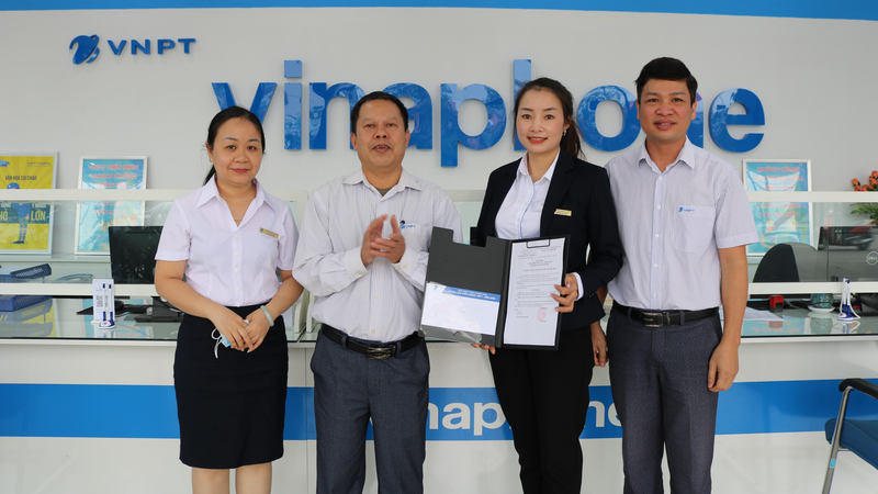 Lãnh đạo VinaPhone Điện Biên trao thưởng cho chị Quàng Thị Tinh.