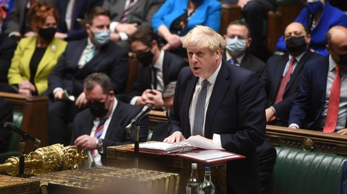 Thủ tướng Anh Boris Johnson tuyên bố về việc tham dự một bữa tiệc đông người khi đang trong thời gian giãn cách xã hội để phòng dịch vào năm 2020. Ảnh: The Guardian
