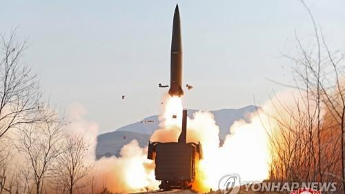 Một tên lửa của Triều Tiên được bắn từ một bệ đặt trên đường sắt từ tỉnh Bắc Pyongan, một khu vực phía tây bắc giáp với Trung Quốc. Ảnh do hãng thông tấn trung ương chính thức của Triều Tiên (KCNA) công bố ngày 15/1/2022, phát trên Yonhap.