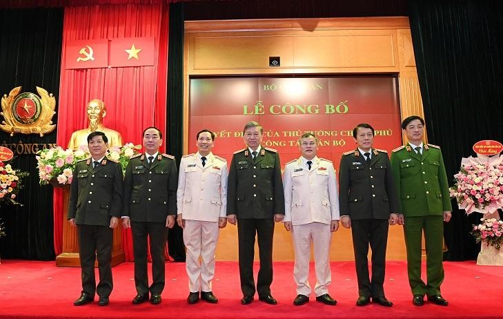 Bộ trưởng Tô Lâm cùng các Thứ trưởng Bộ Công an chụp ảnh lưu niệm cùng hai tân Thứ trưởng.