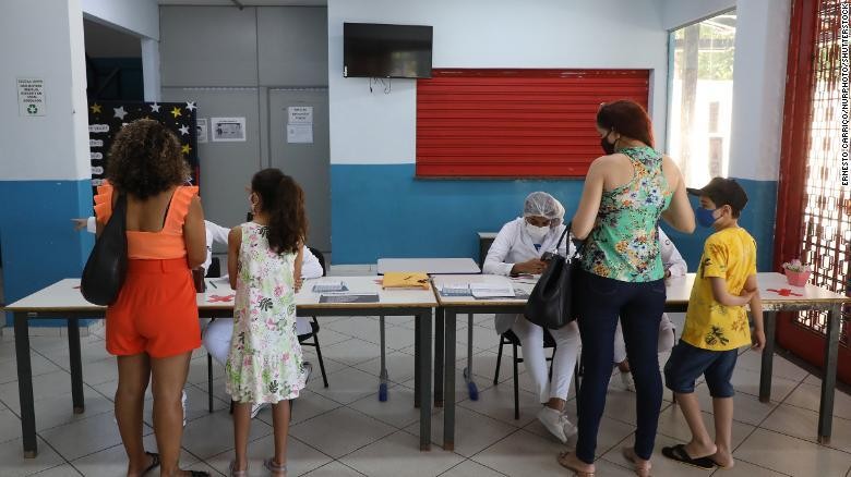 Phụ huynh đưa con đi tiêm tại một điểm tiêm chủng ở Volta Redonda, Brazil ngày 17/1/2022. Ảnh: CNN