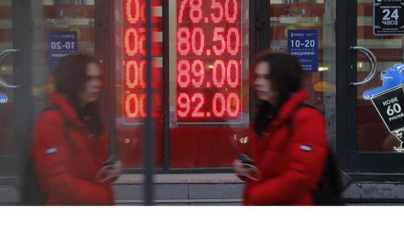 Màn hình hiển thị tỷ giá hối đoái của Đô la Mỹ và Euro sang Đồng Rúp của Nga ở Moscow, ngày 22/2/2022. Ảnh: ÁP