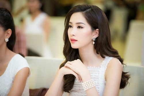 hoa hau viet nam 2016: hoa hau thu thao bat khoc tren ghe nong - 1