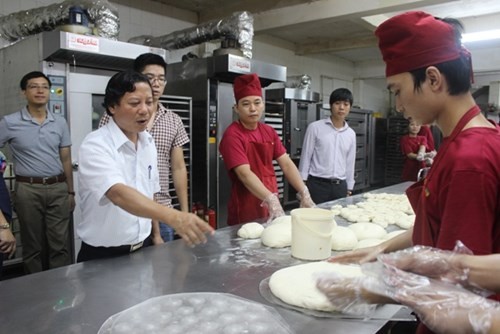 Đoàn kiểm tra cả khâu vệ sinh bàn tay của công nhân sản xuất bánh