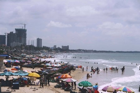 Biển Vũng Tàu vào dịp lễ Tết đông nghịt người đến chơi.
