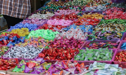 Bánh kẹo không nhãn mác tràn ngập thị trường ngày giáp Tết