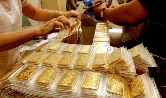 Vàng thế giới tiếp tục 'chạm đáy' kéo theo vàng trong nước giảm