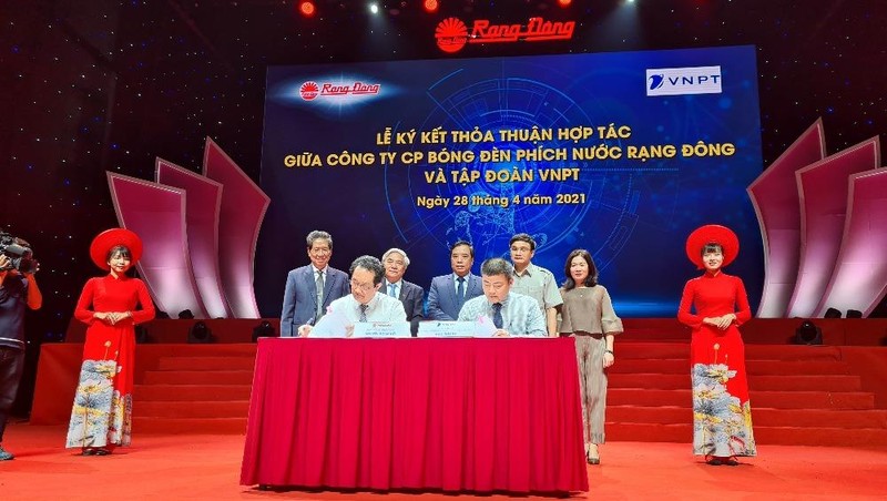 Đại diện VNPT - và đại diện Công ty CP Bóng đèn Phích nước Rạng Đông ký kết Thỏa thuận hợp tác.