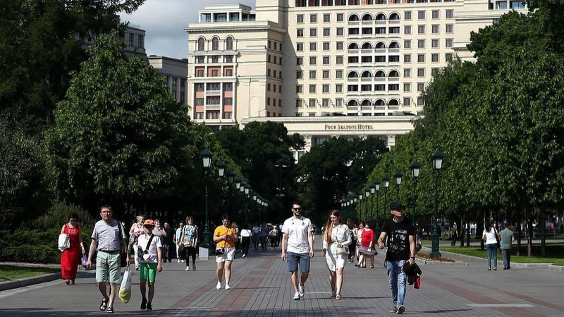 Người dân trên đường phố Moscow (Nga).