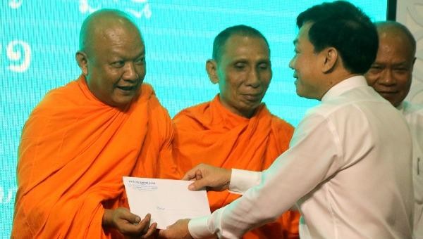 Ông Nguyễn Ngọc Hè, Phó Chủ tịch UBND TP Cần Thơ tặng quà cho các hòa thượng, sư sãi, chức sắc và đồng bào dân tộc Khmer vui đón Tết cổ truyền Chôl Chnăm Thmây.