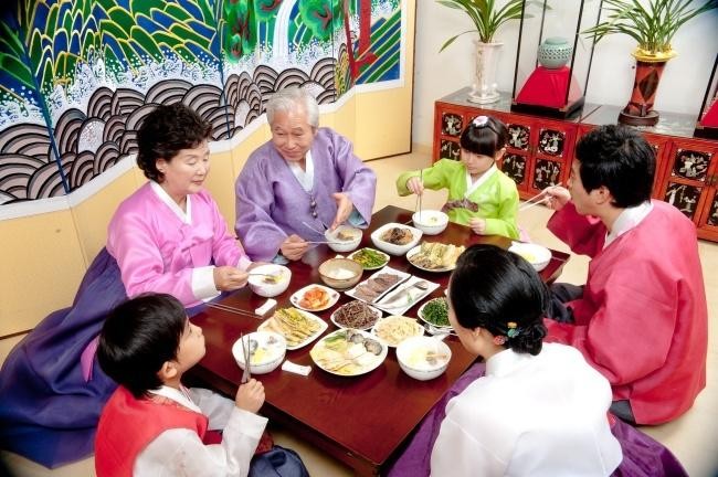 10 quy tắc "bất di bất dịch" trên bàn ăn của người Hàn Quốc