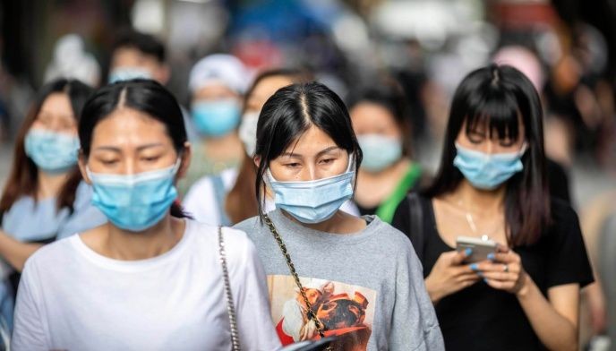 Người dân đeo khẩu trang tại Quảng Châu, Trung Quốc. Ảnh: EFE.