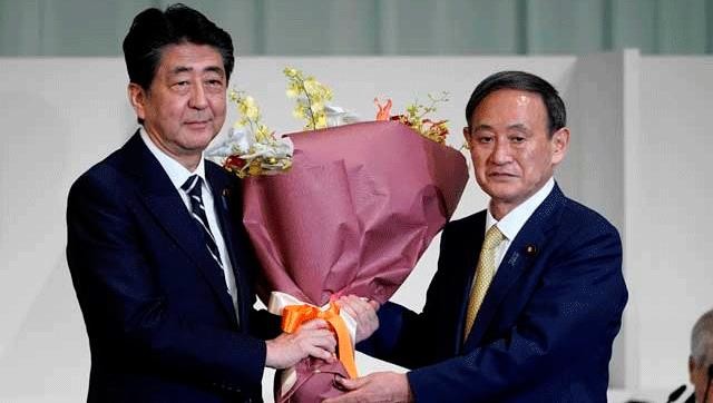 Thủ tướng Shinzo Abe tặmnh hoa cho ông Yoshihide Suga vào ngày 14/9. Ảnh: REUTERS.