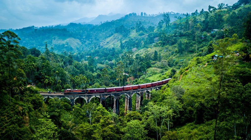 Tuyến đường sắt ở Sri Lanka là một trong những chuyến tàu hấp dẫn khách du lịch và cả khách địa phương.  