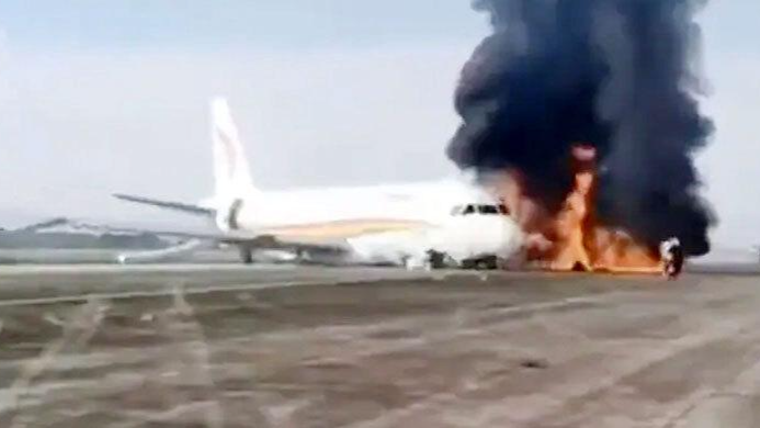 Hiện trường máy bay hãng Tibet Airlines bốc cháy.