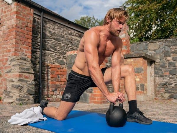 Bí mật đằng sau thể hình Viking 8 múi của Alexander Skarsgård trong phim mới ”The Northman” ảnh 2
