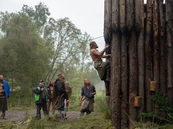 Bí mật đằng sau thể hình Viking 8 múi của Alexander Skarsgård trong phim mới ”The Northman” ảnh 3
