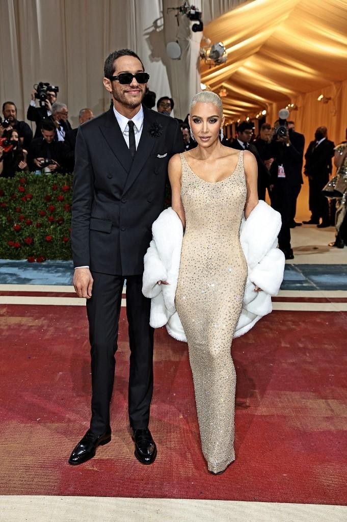 Soi những bộ đầm "siêu khủng" của nhà Kardashians trên thảm đỏ Met Gala ảnh 2