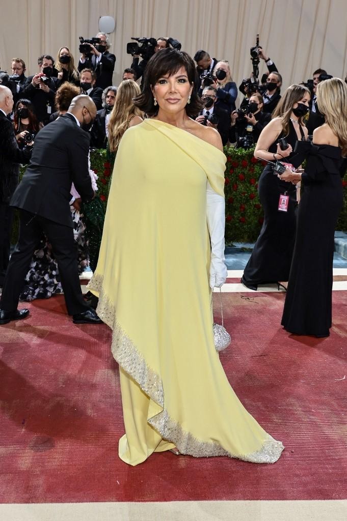 Soi những bộ đầm "siêu khủng" của nhà Kardashians trên thảm đỏ Met Gala ảnh 1