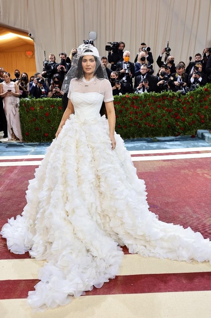 Soi những bộ đầm "siêu khủng" của nhà Kardashians trên thảm đỏ Met Gala ảnh 4