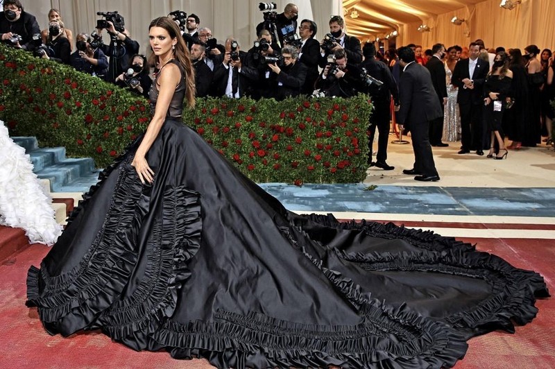 Soi những bộ đầm "siêu khủng" của nhà Kardashians trên thảm đỏ Met Gala ảnh 5