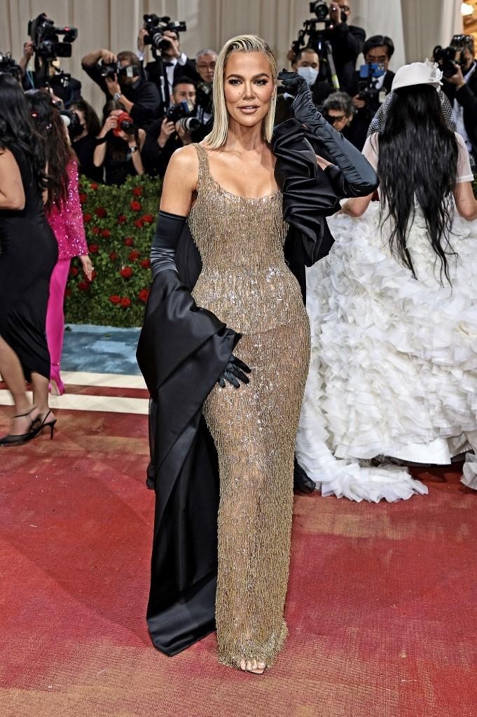 Soi những bộ đầm "siêu khủng" của nhà Kardashians trên thảm đỏ Met Gala ảnh 6