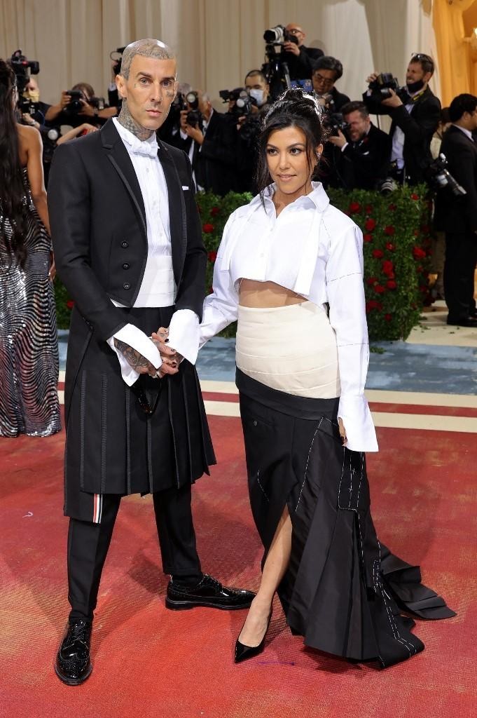 Soi những bộ đầm "siêu khủng" của nhà Kardashians trên thảm đỏ Met Gala ảnh 7