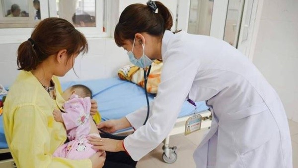 Sợ lây COVID-19, mẹ khiến bé bị viêm phổi nặng