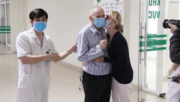 Bệnh nhân xuất viện trong niềm vui sướng của gia đình và các y bác sĩ