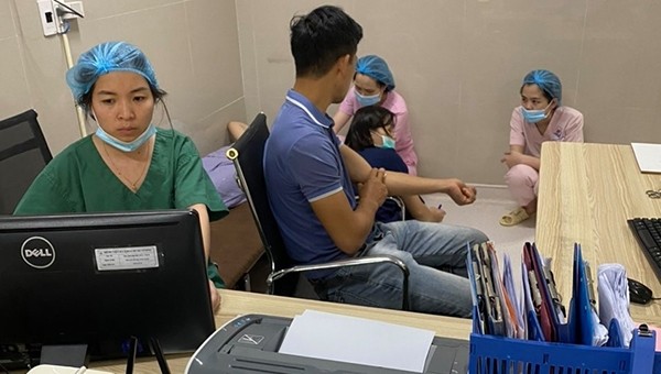 Các y, bác sĩ mệt mỏi sau 1 ngày chiến đấu giành lại sự sống cho sản phụ (Ảnh: BVCC)