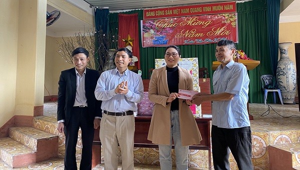 Đoàn bác sĩ của Bệnh viện Da liễu Trung ương đến tặng quà tại Khu điều trị