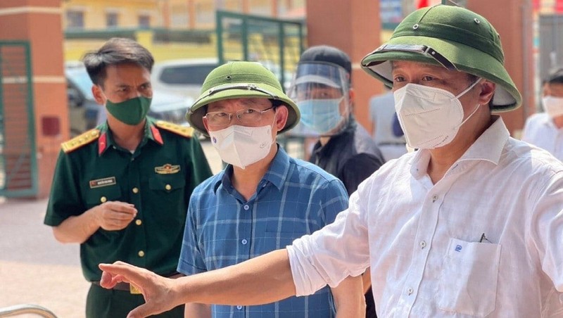 Thứ trưởng Bộ Y tế Nguyễn Trường Sơn trong chuyến thăm các cơ sở cách ly y tế, cách ly tập trung lớn của tỉnh tại Bắc Giang sáng 16/5.
