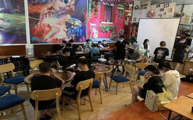 Tại thời điểm kiểm tra, có 17 khách đang ngồi uống nước tại quán. Ảnh: Chu Dũng