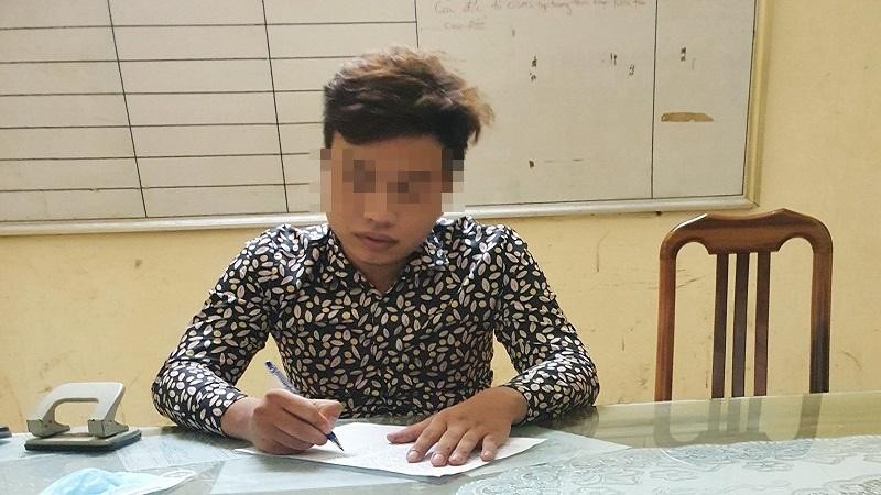 Đối tượng T tại cơ quan công an. Ảnh: Chu Dũng