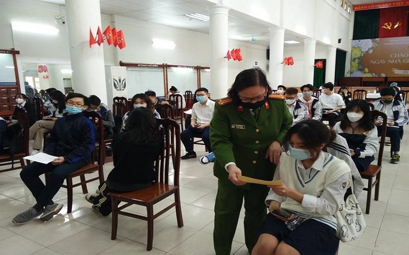 Cấp CCCD cho học sinh tại điểm tiêm phòng.