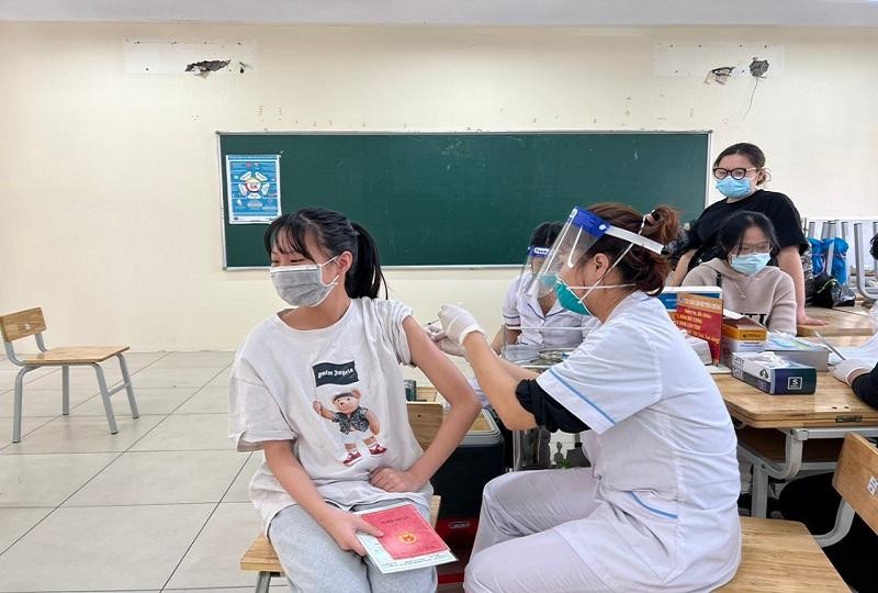 Các em học sinh đều vui mừng khi được tiêm