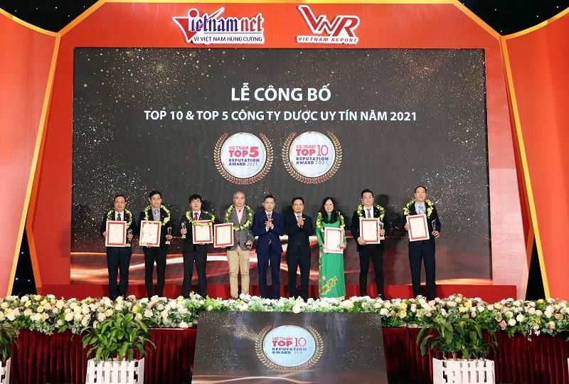 Bà Đào Thúy Hà - Phó Tổng giám đốc kinh doanh & Marketing đại diện Công ty CP Traphaco nhân chứng nhận