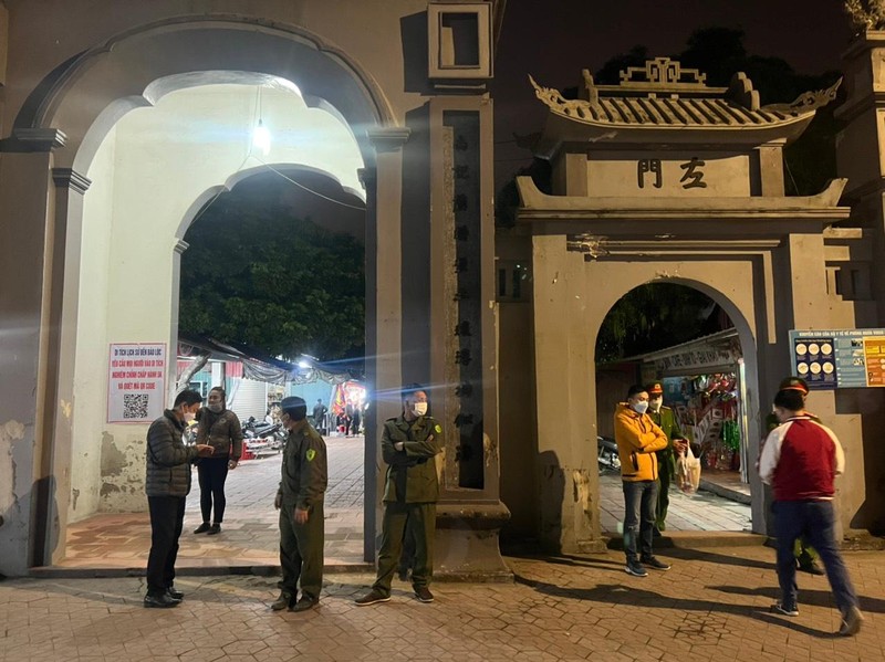 Đền Trần đóng cửa đêm khai ấn, người dân vái vọng từ ngoài cổng ảnh 3